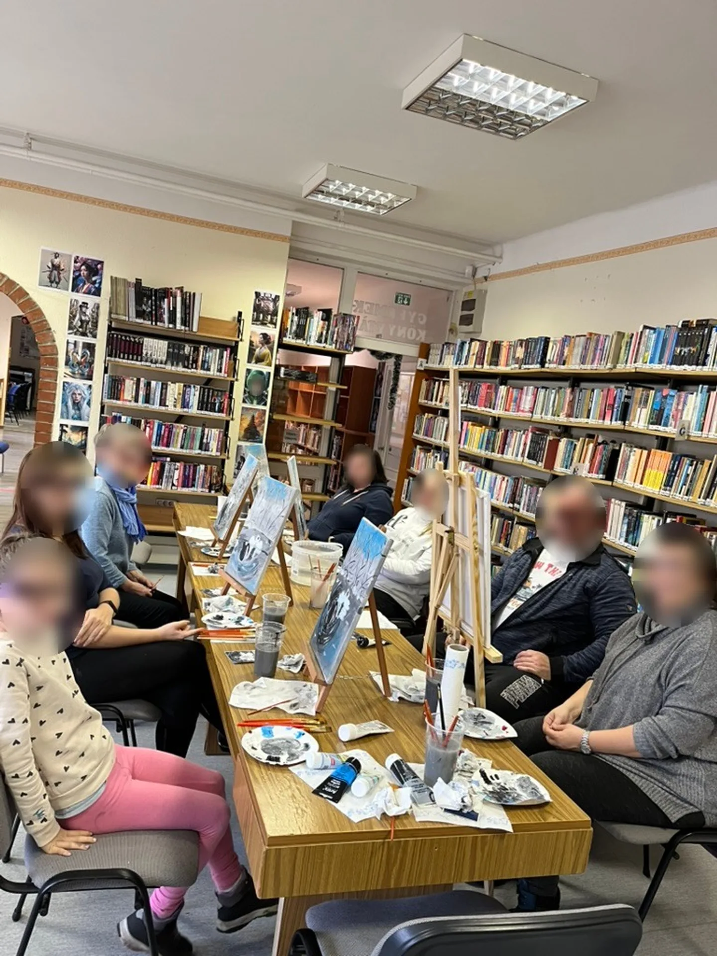 Élményfestés résztvevői az elkészült képeikkel